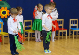 Dzieci tańczą z kolorowymi wstążkami